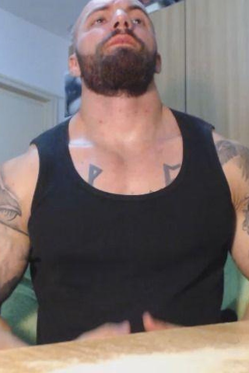 Oiling Body - Screenshot 1 of 4 - Body Worship