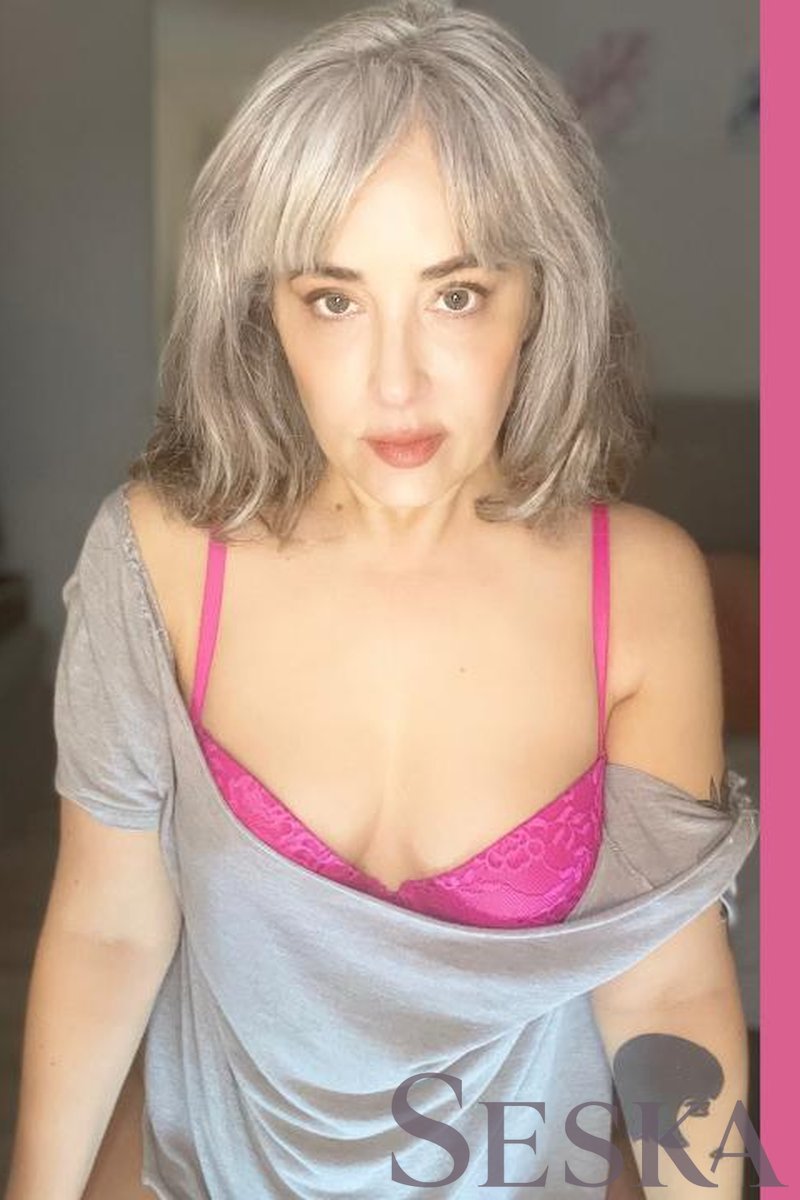 Under The Desk View - Screenshot 1 of 4 - Seska