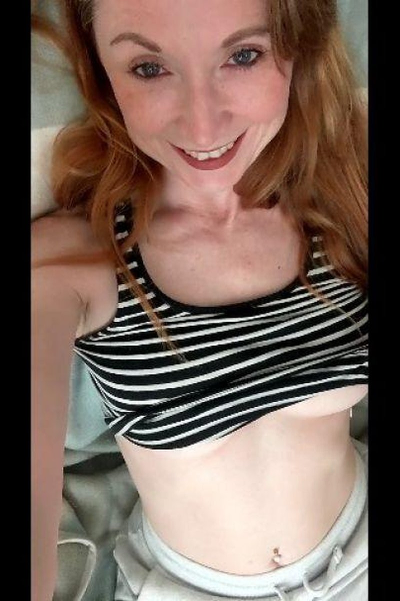 TP-manyvidslilykink-cougar-invites-you-for-horny-netflix-and-chill-session