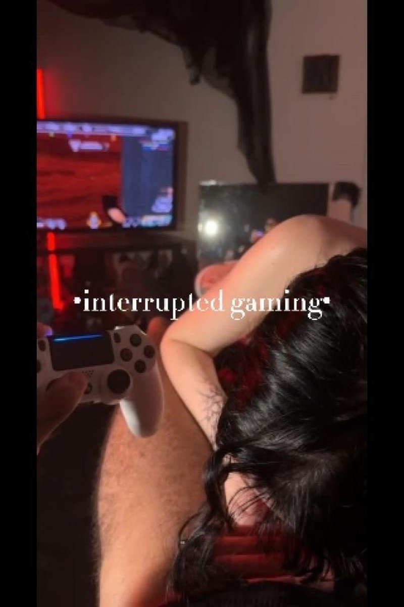 Interrupted Gaming - Screenshot 1 of 4 - Blowjob
