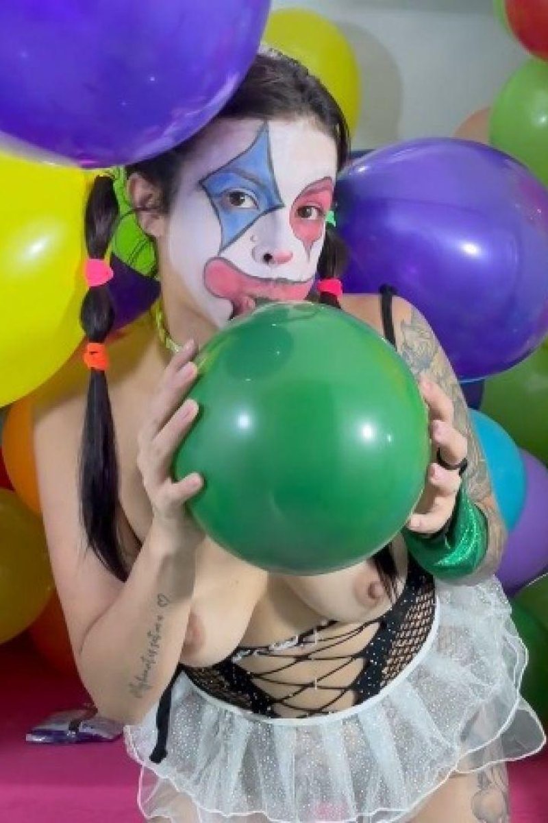 Inflating Balloons - Screenshot 1 of 4 - Balloon Fetish