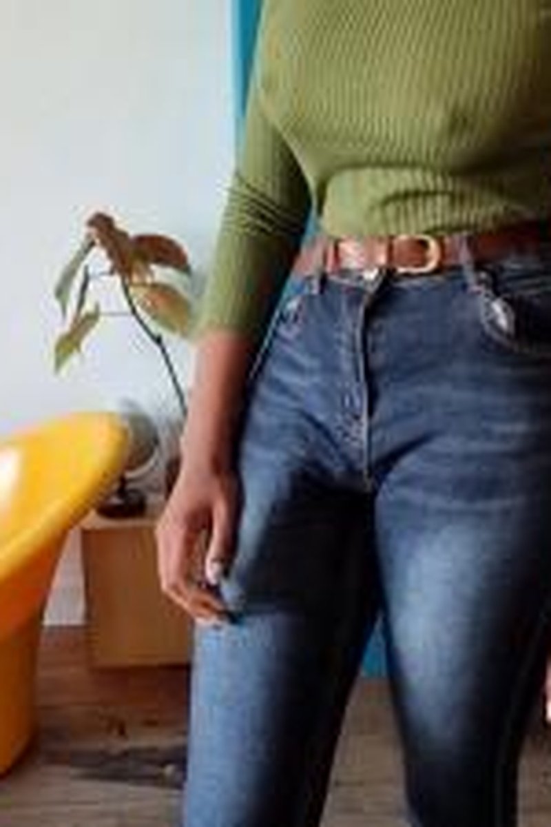 BBC Girl Teasing - Screenshot 1 of 4 - Futanari