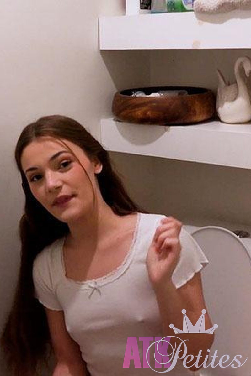 Juniper Ren Watersports - Screenshot 1 of 4 - Bathroom