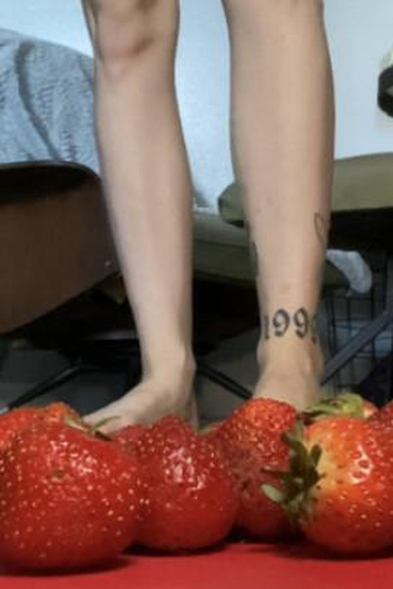 Strawberry Stomp - Screenshot 1 of 4 - Fetish