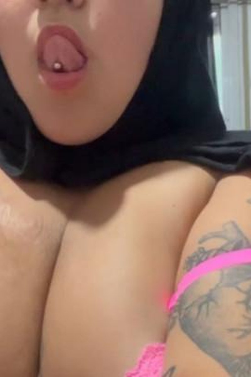 Breasts + Hijab - Screenshot 1 of 4 - BBW