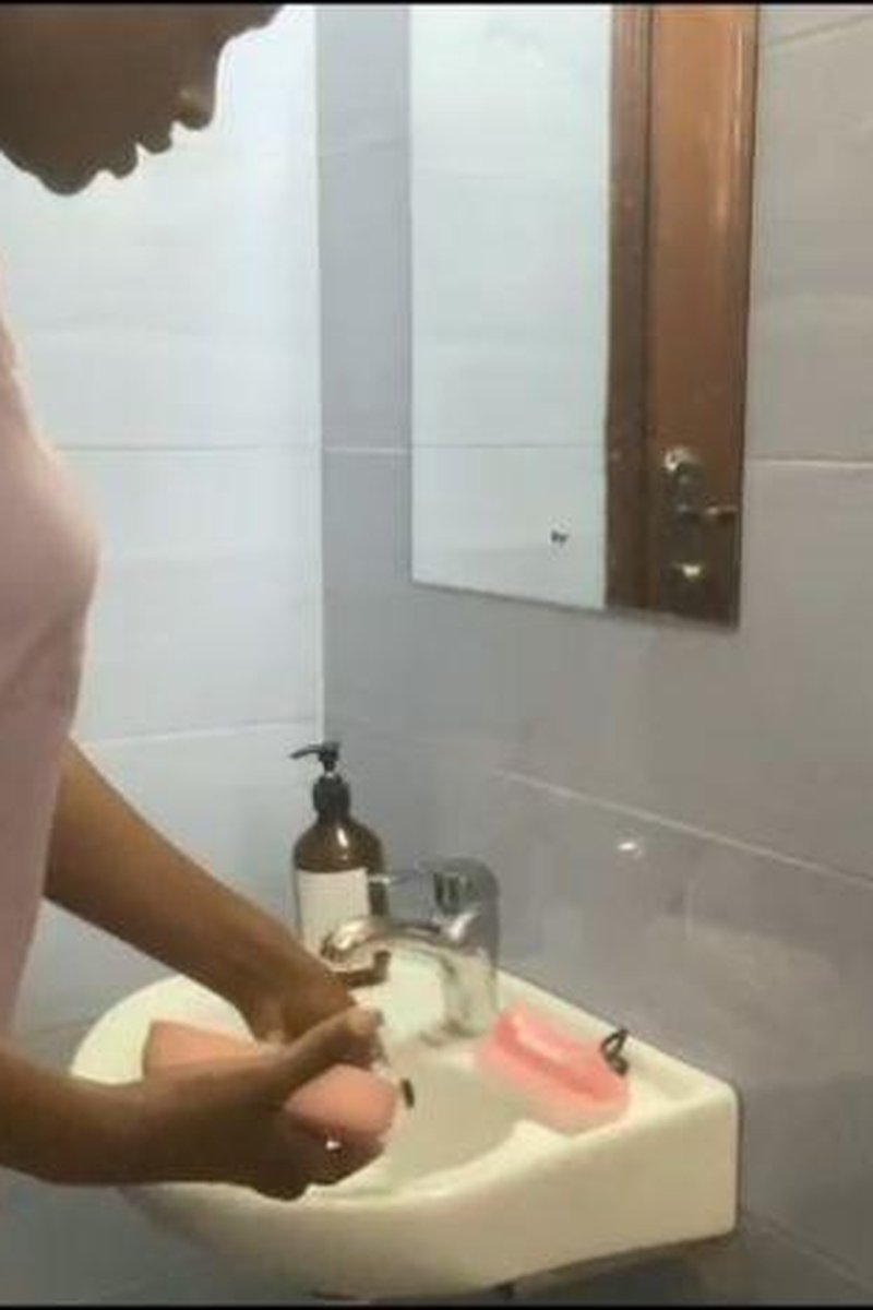 Cleaning Bathroom - Screenshot 1 of 4 - Bathroom