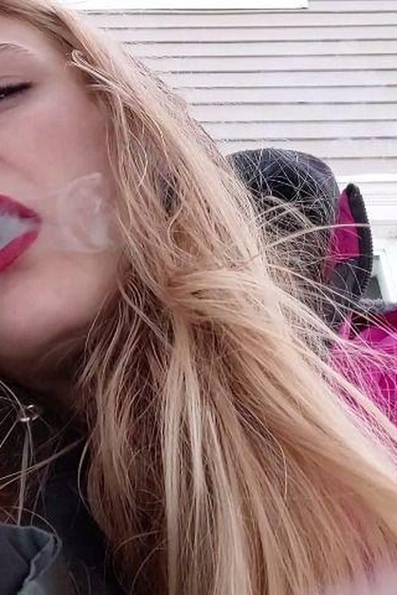 Smoking Slideshow - Screenshot 1 of 4 - Fetish