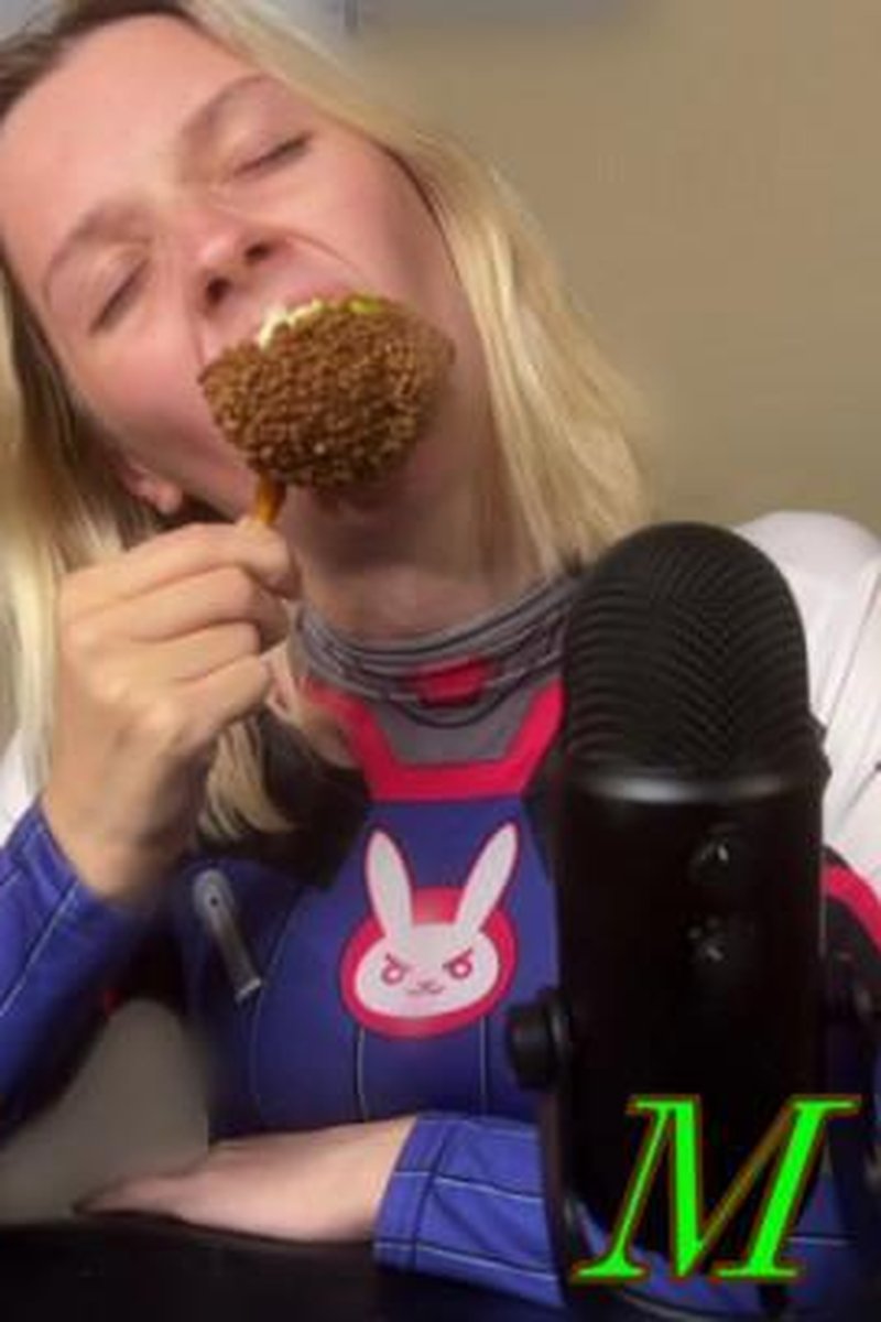 ASMR- Dva Eats A Candy Apple - Screenshot 1 of 4 - Cosplay