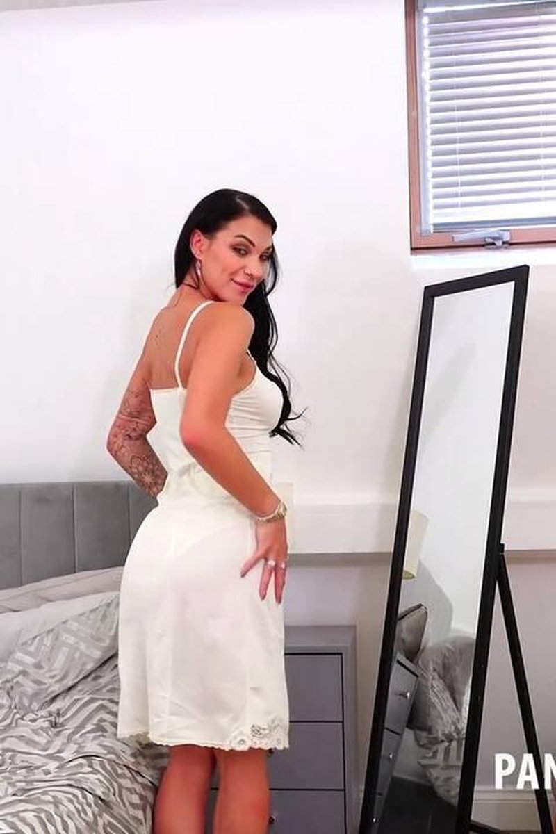 Roxy Mendez - Screenshot 1 of 4 - Bare Legs