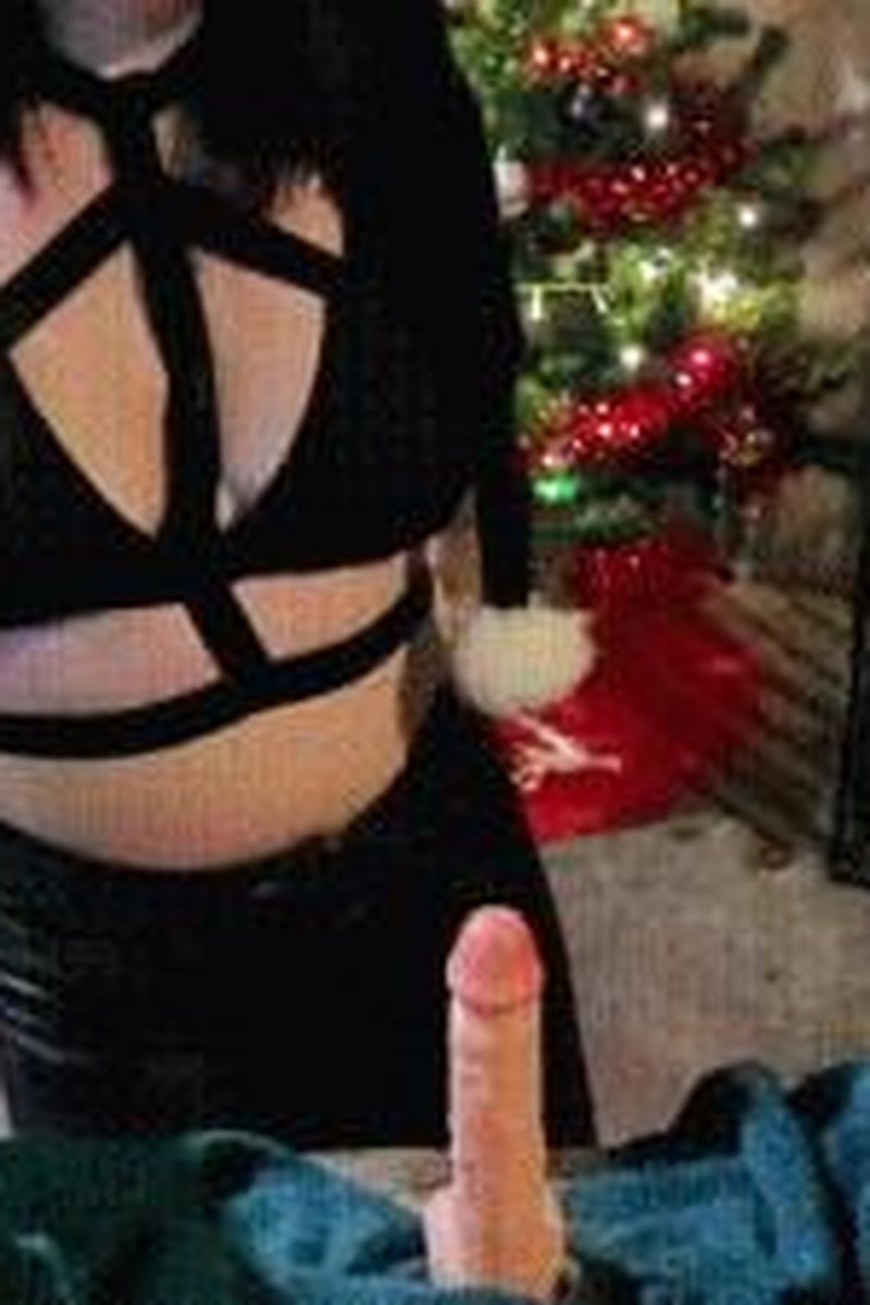Handjob With Toothpaste - Screenshot 1 of 4 - Dominatrix