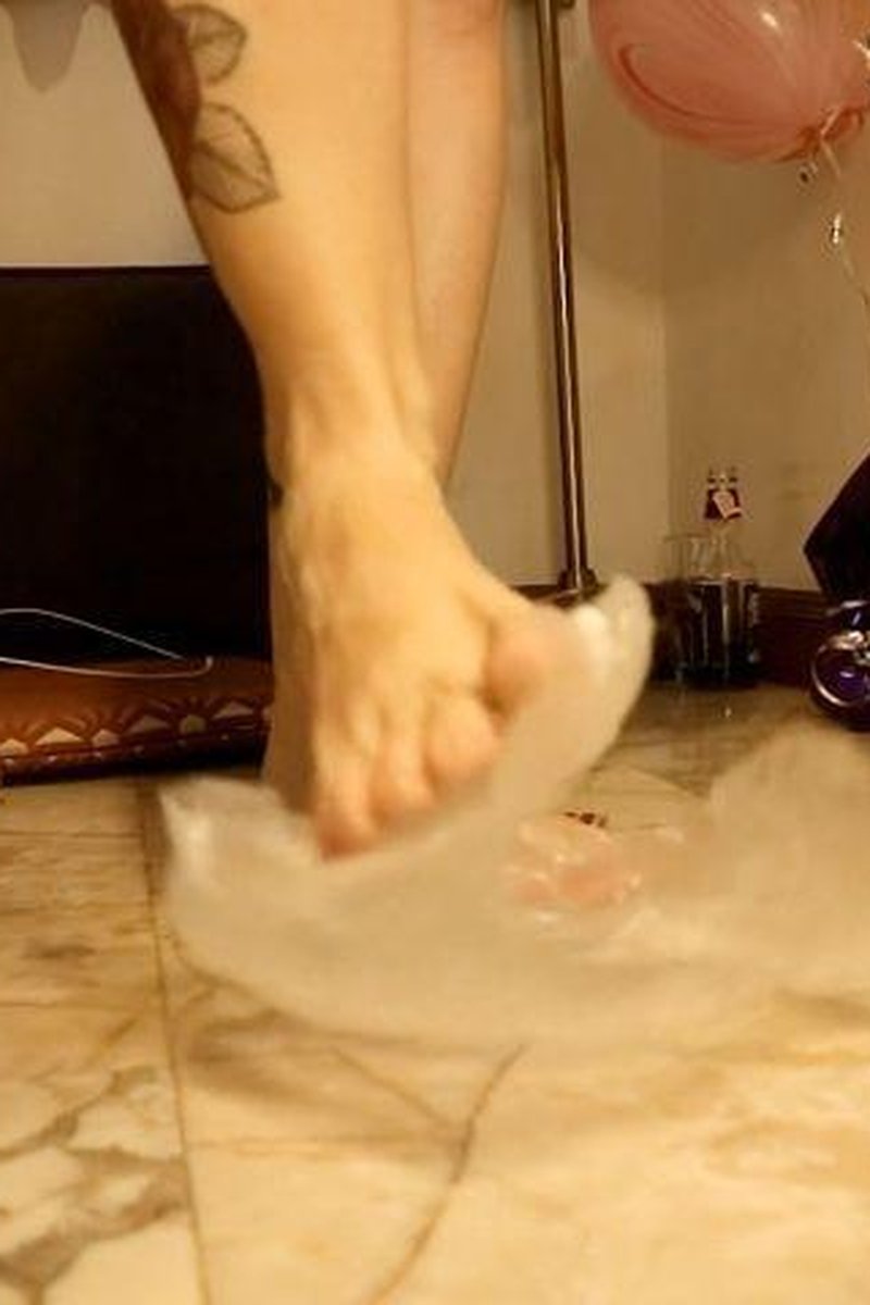 Bubble Wrap Stomping - Screenshot 1 of 4 - Bag Popping