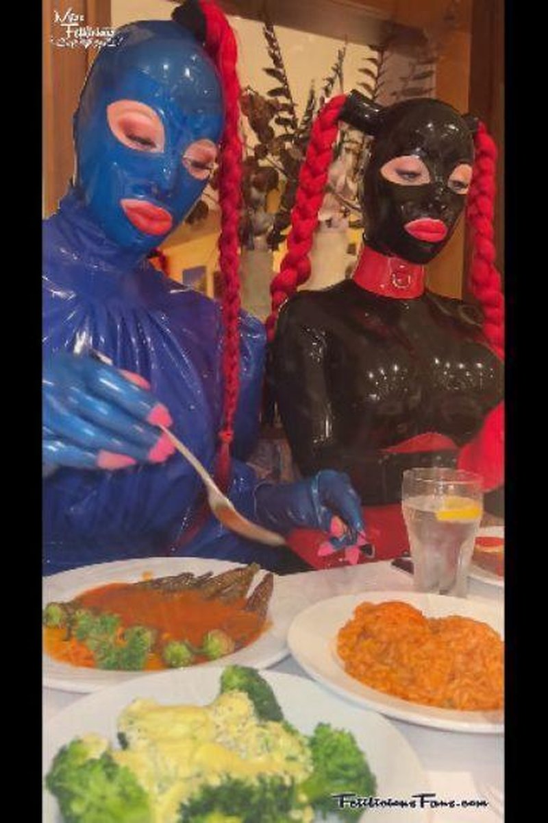 Blue Latex In Public - Screenshot 1 of 4 - Cosplay
