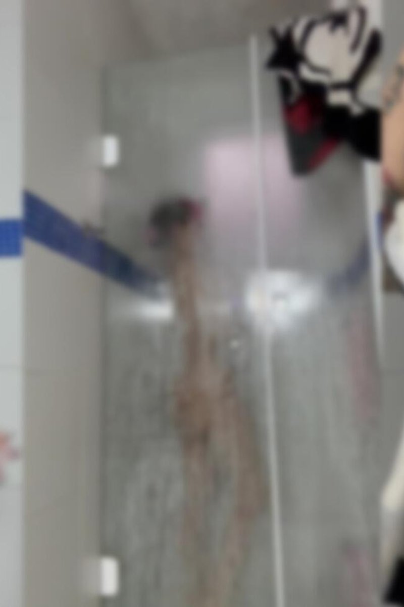 Banho Comigo - Screenshot 1 of 4 - Lolla Martinelli