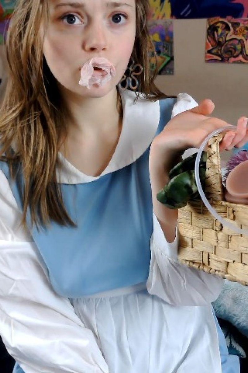 Belles Blowing Bubbles - Screenshot 1 of 4 - Babes