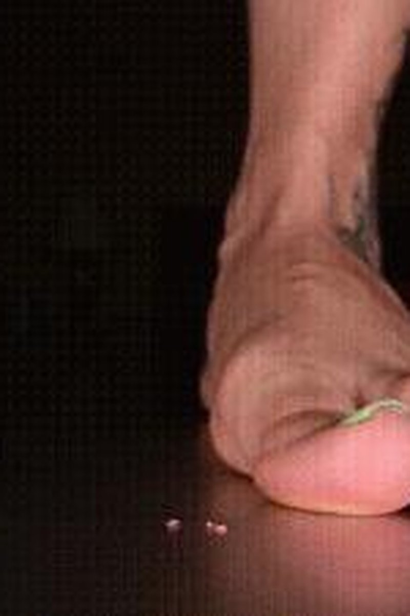 Karisma Slow Motion Squeeze! - Screenshot 1 of 4 - Barefoot