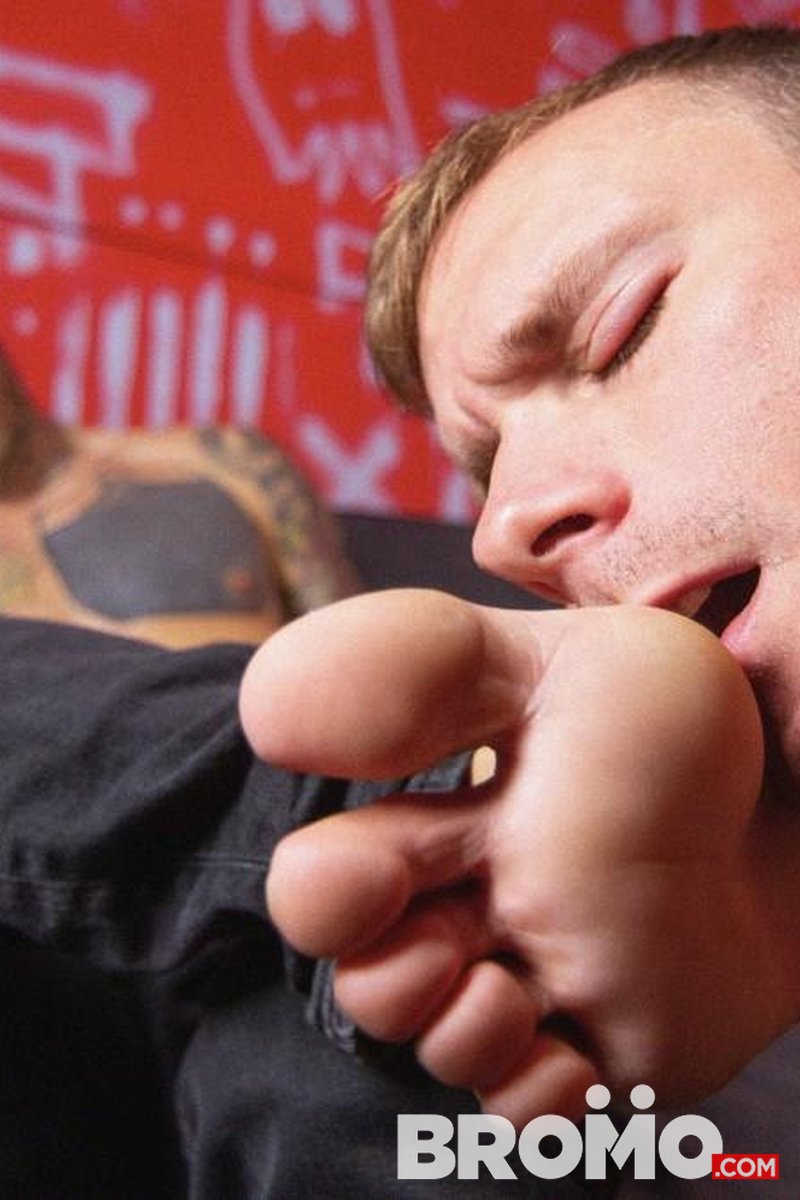 Footstool Stud - Screenshot 1 of 4 - All Sex