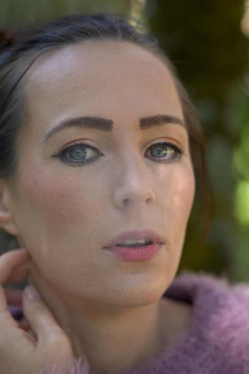 TP-manyvidsaliciarobertz-mesmerizing-close-up-girl-smoking-slow-seductive-face
