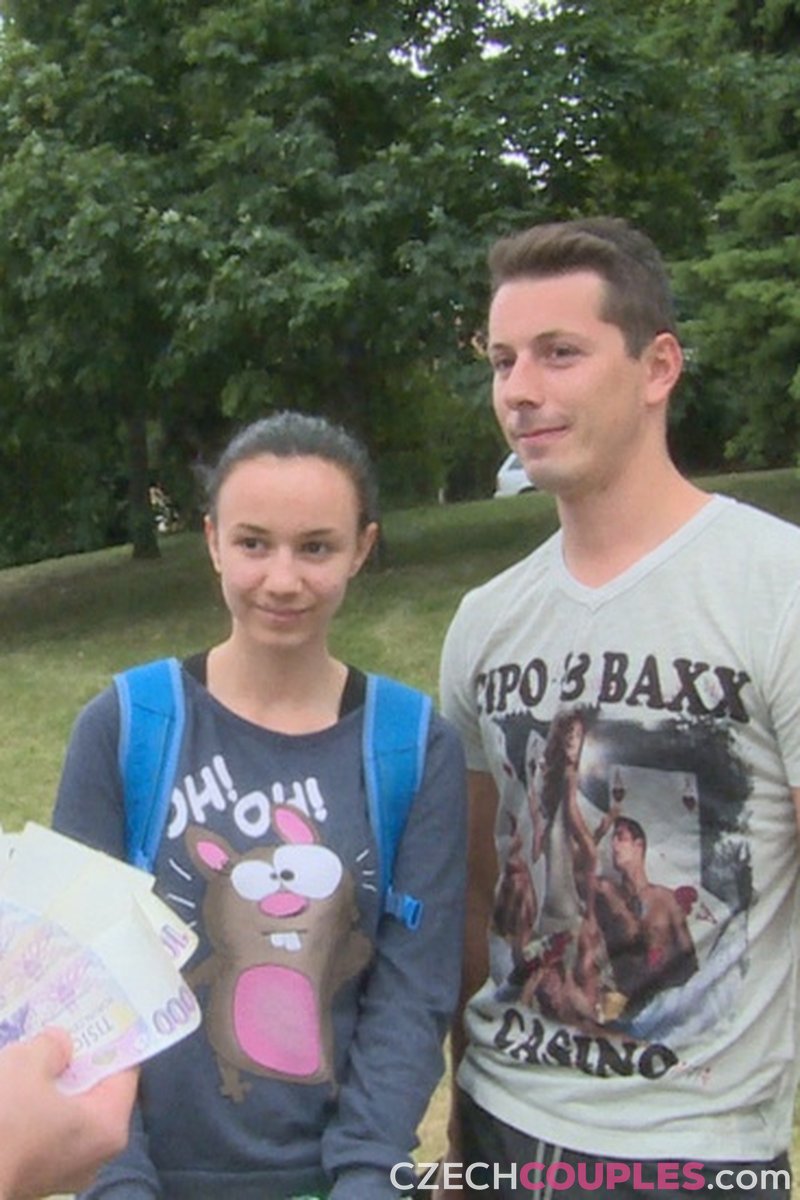 Naive Schoolgirl in the Park - Screenshot 1 of 4 - Blowjob