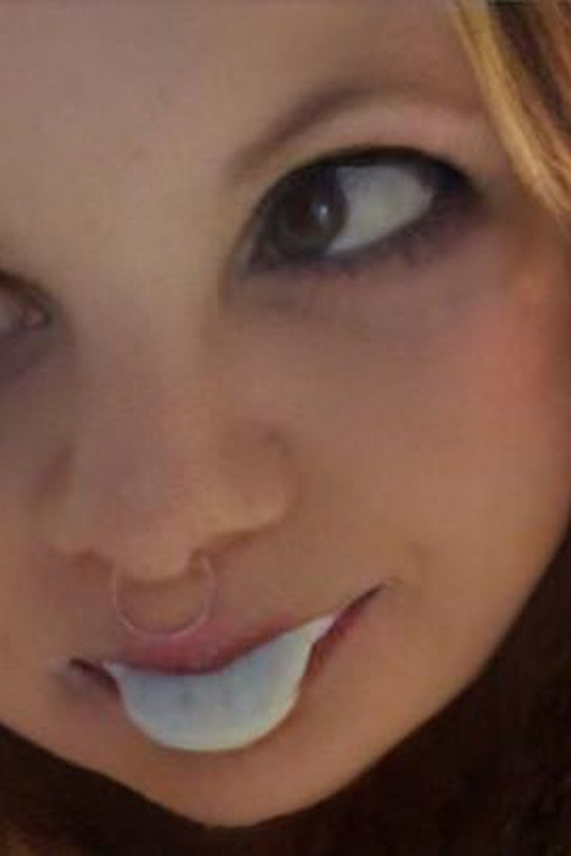 Arikajira Pee & Teeth Brush Fetish - Screenshot 1 of 4 - Close Up