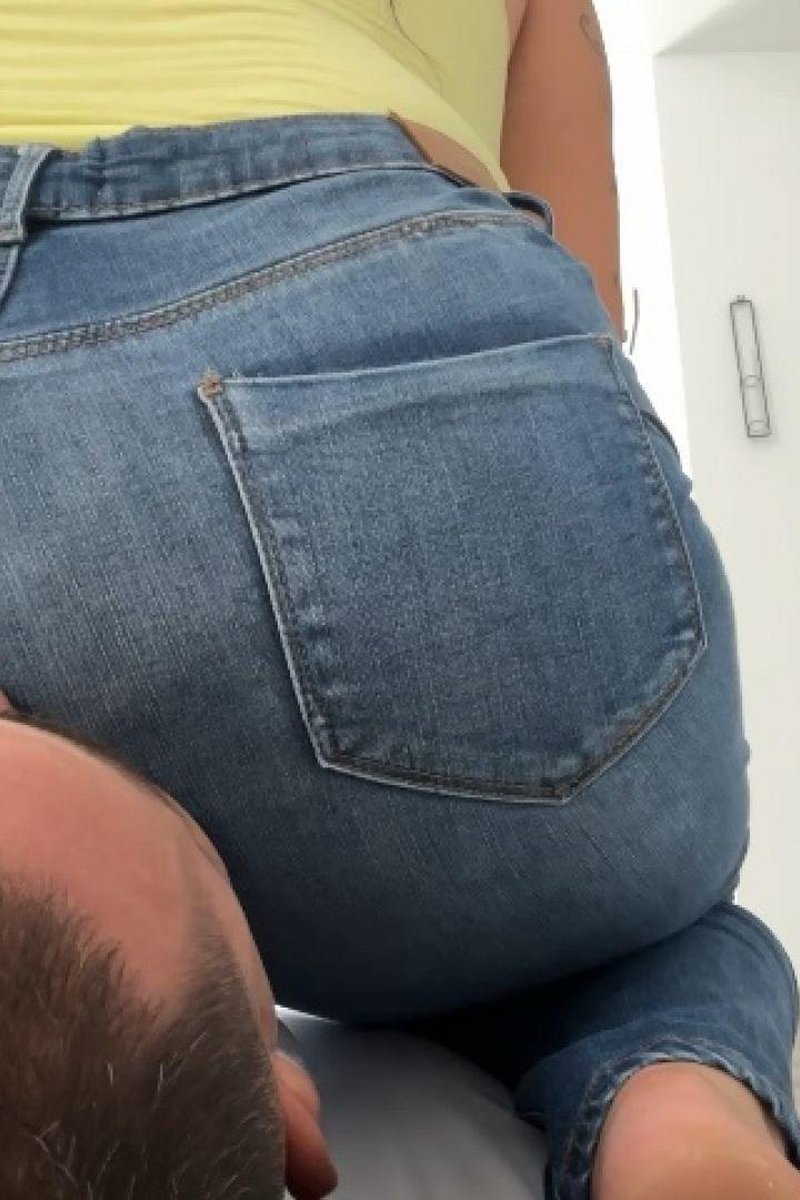 Wet Facesitting - Screenshot 1 of 4 - Ass Fetish