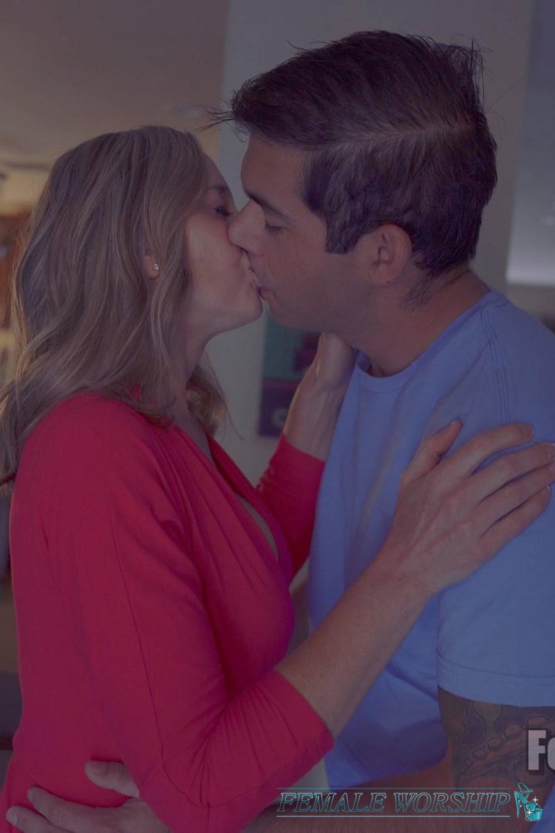 #600 - Screenshot 1 of 4 - Lilly James