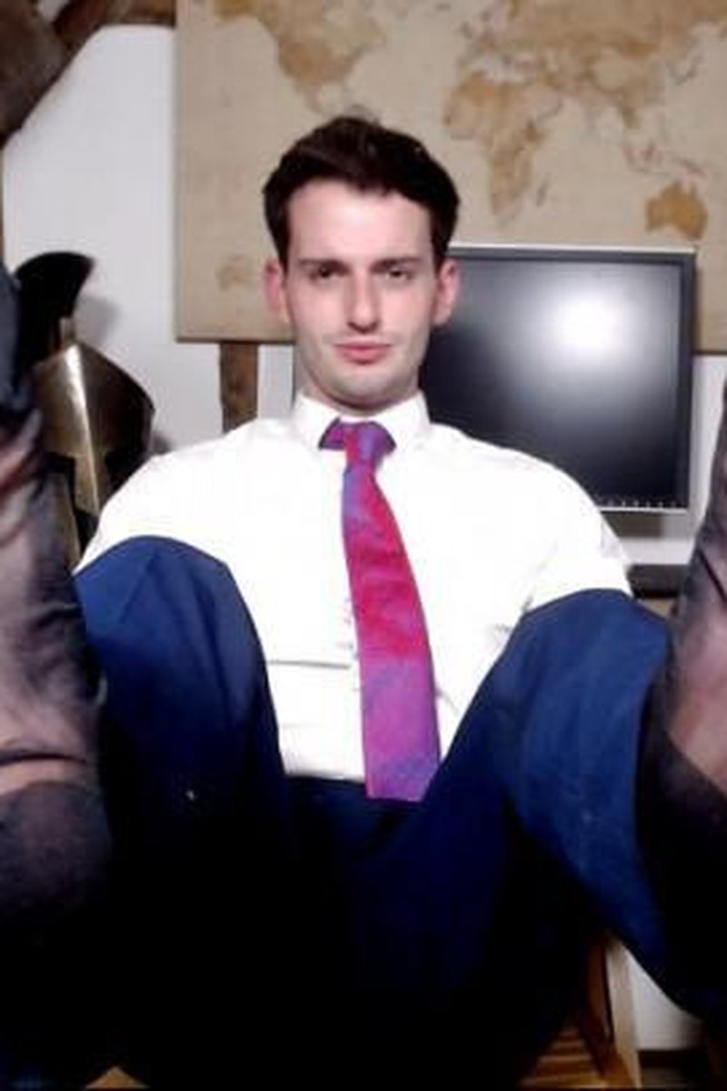 Foot / Fart Domination & Humiliation - Screenshot 1 of 4 - Farting
