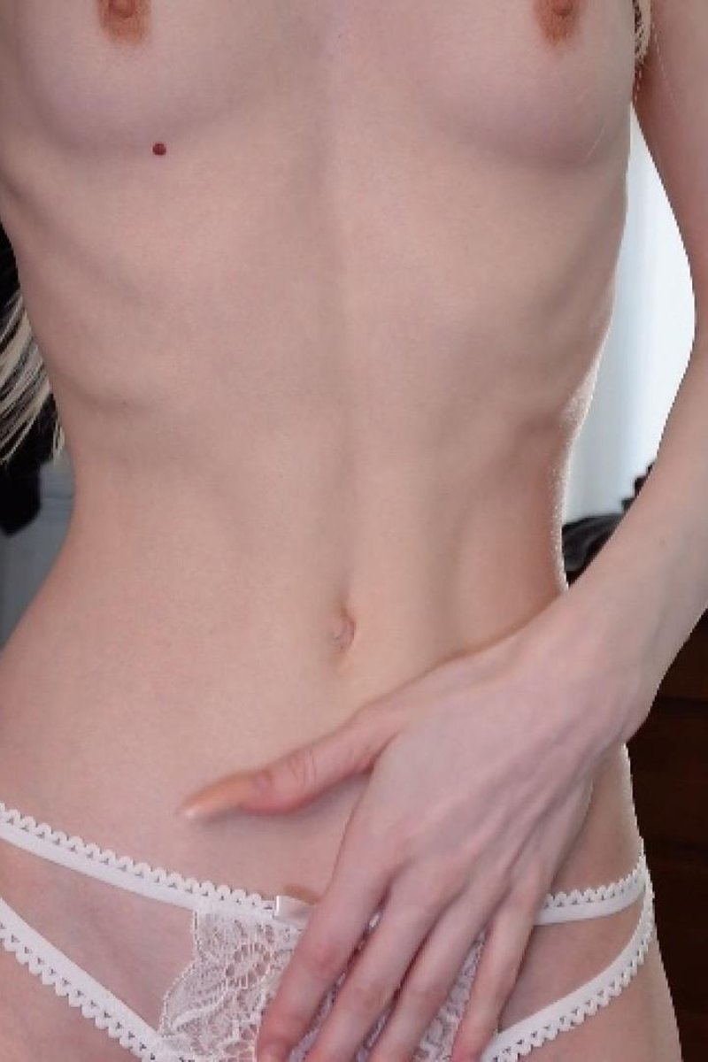 Stepdaughters Tiny Waist - 4K - Screenshot 1 of 4 - Adorable