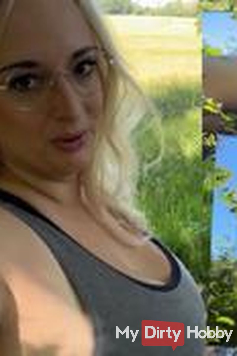Cunt in the Forest!! Now It's Time to Piss! - Screenshot 1 of 4 - Titty Katty
