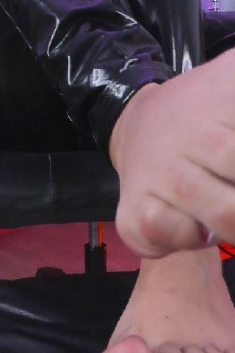 My Chrismas Toe Nails - Screenshot 1 of 4 - Close Up