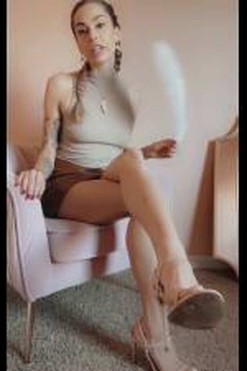 Foot Tease - Screenshot 1 of 4 - Blonde Hair (Female)