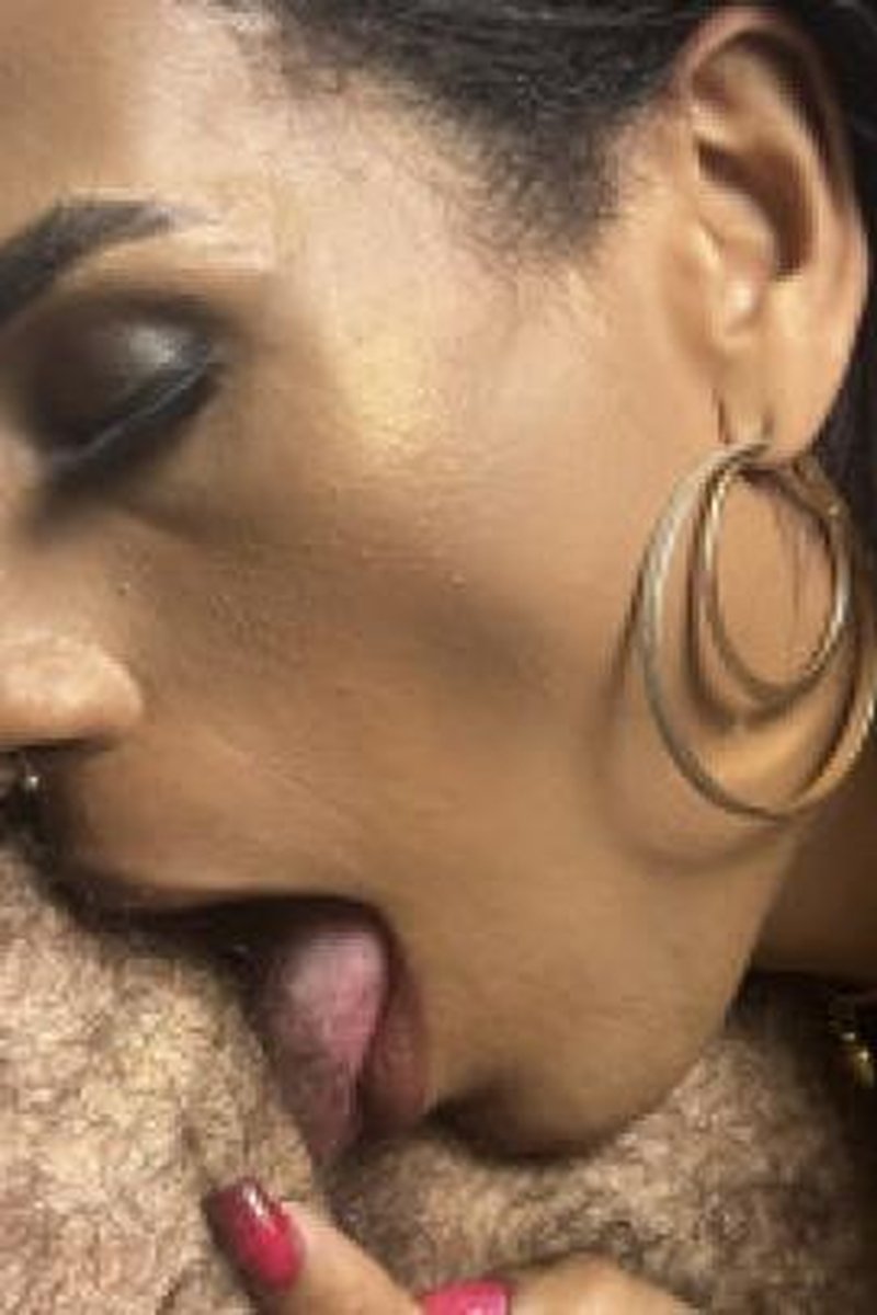 Mirella Tasted The Hairy Delivery Boy - Screenshot 1 of 4 - Mirella Dinizproducoes