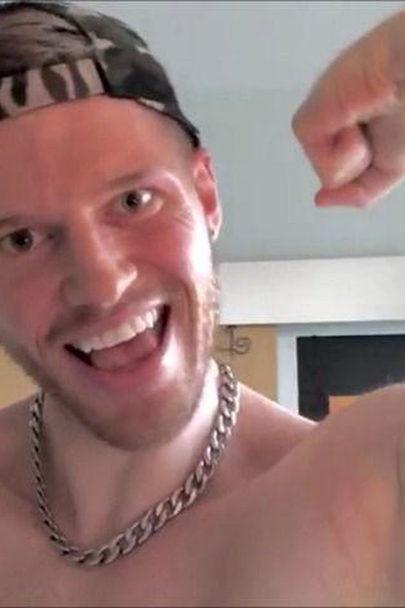 Cocky Biceps Flexing - Screenshot 1 of 4 - Accent