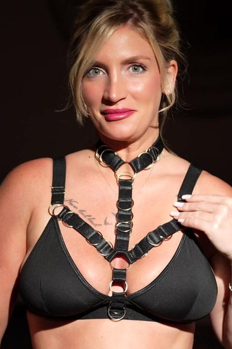 Irina, 33 Ans, 1Er Gangbang - Screenshot 1 of 4 - Irina Kovalenko