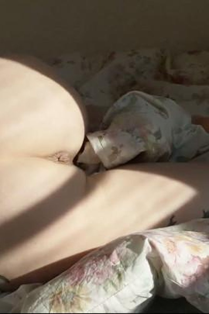 Suzie Is Waking Up And Fingering Herself - Screenshot 1 of 4 - Anal