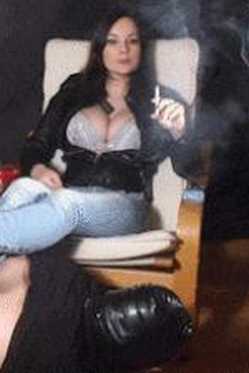 Smoking Footstool! - Screenshot 1 of 4 - Cigarette