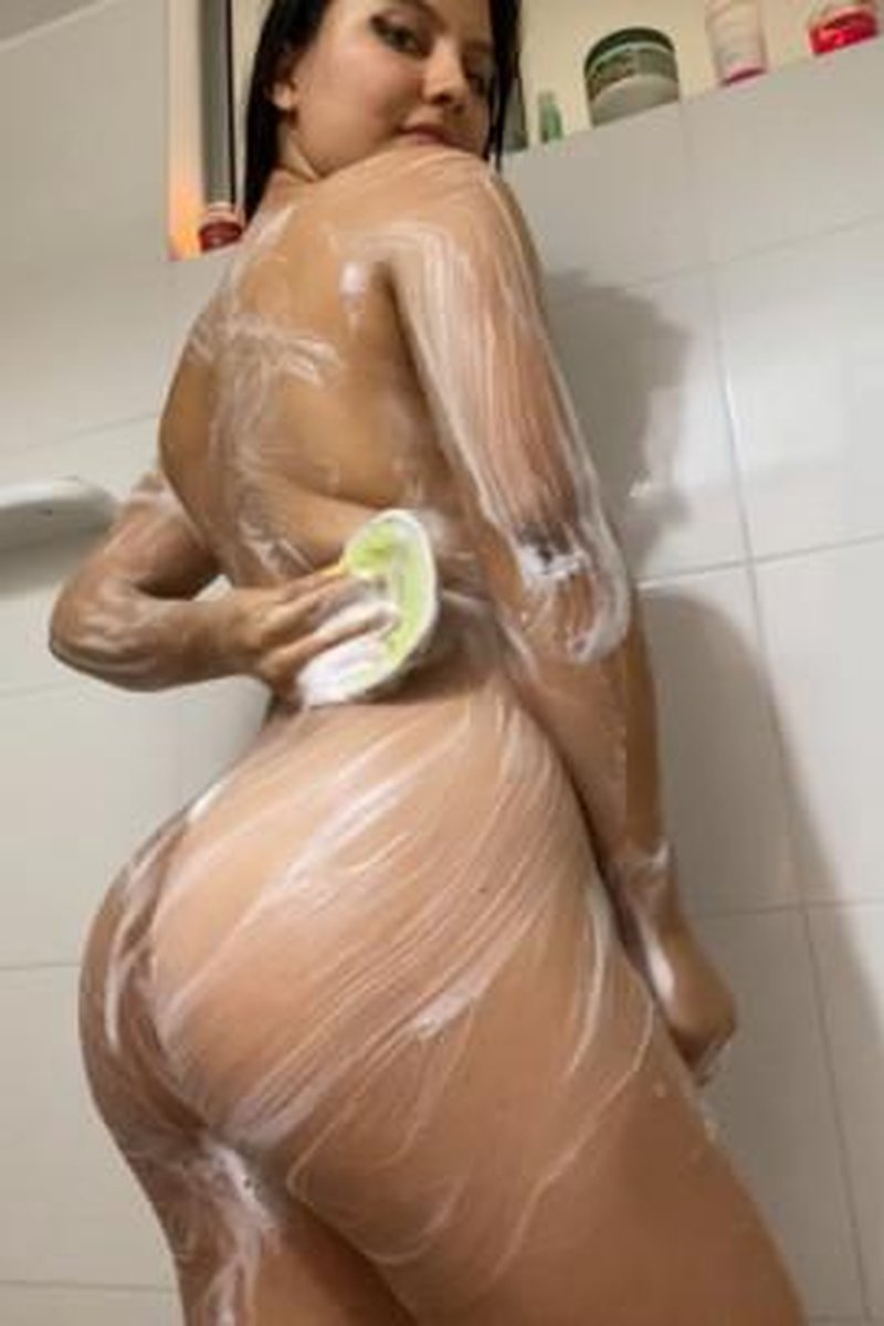 Taking A Shower - Screenshot 1 of 4 - Amateur