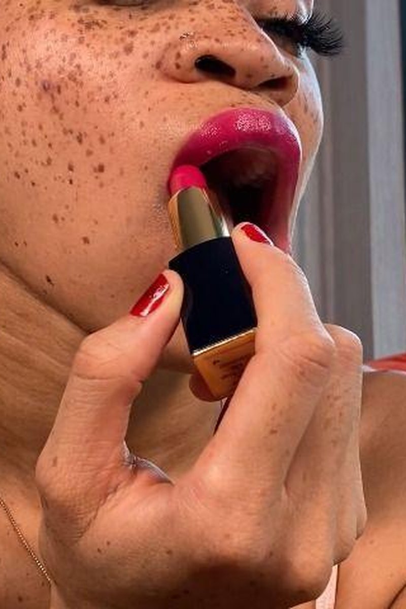Dominant Lips - Screenshot 1 of 4 - Freckles