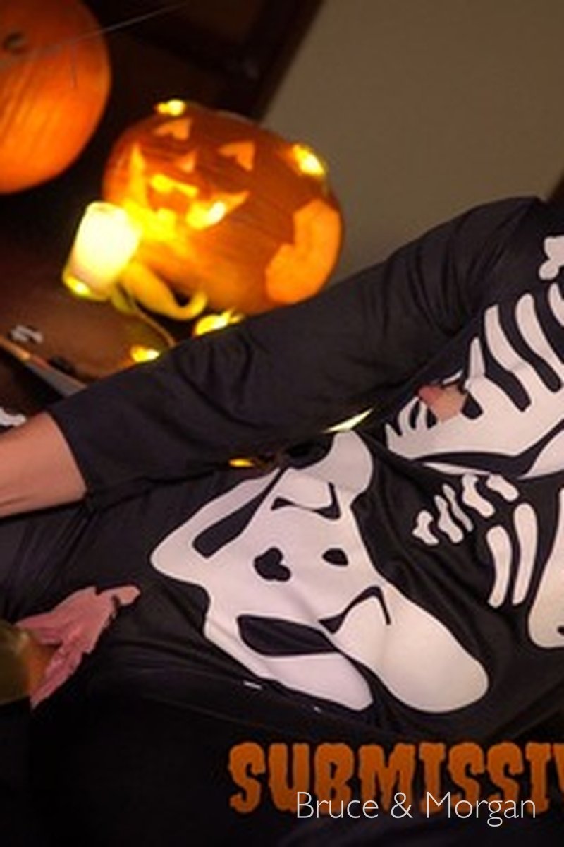 Submissive Skeleton - Screenshot 1 of 4 - Fingering