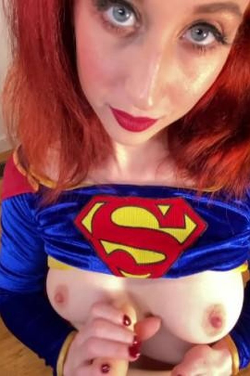 Supergirl Waiting for Commands Luna Lain - Screenshot 1 of 4 - Comic