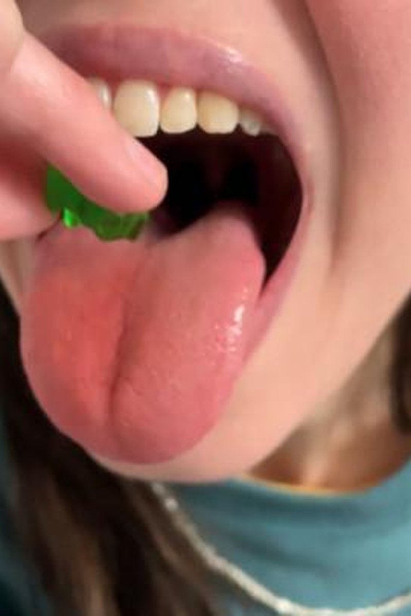 Gummy Bears Devoured - Screenshot 1 of 4 - Chewing