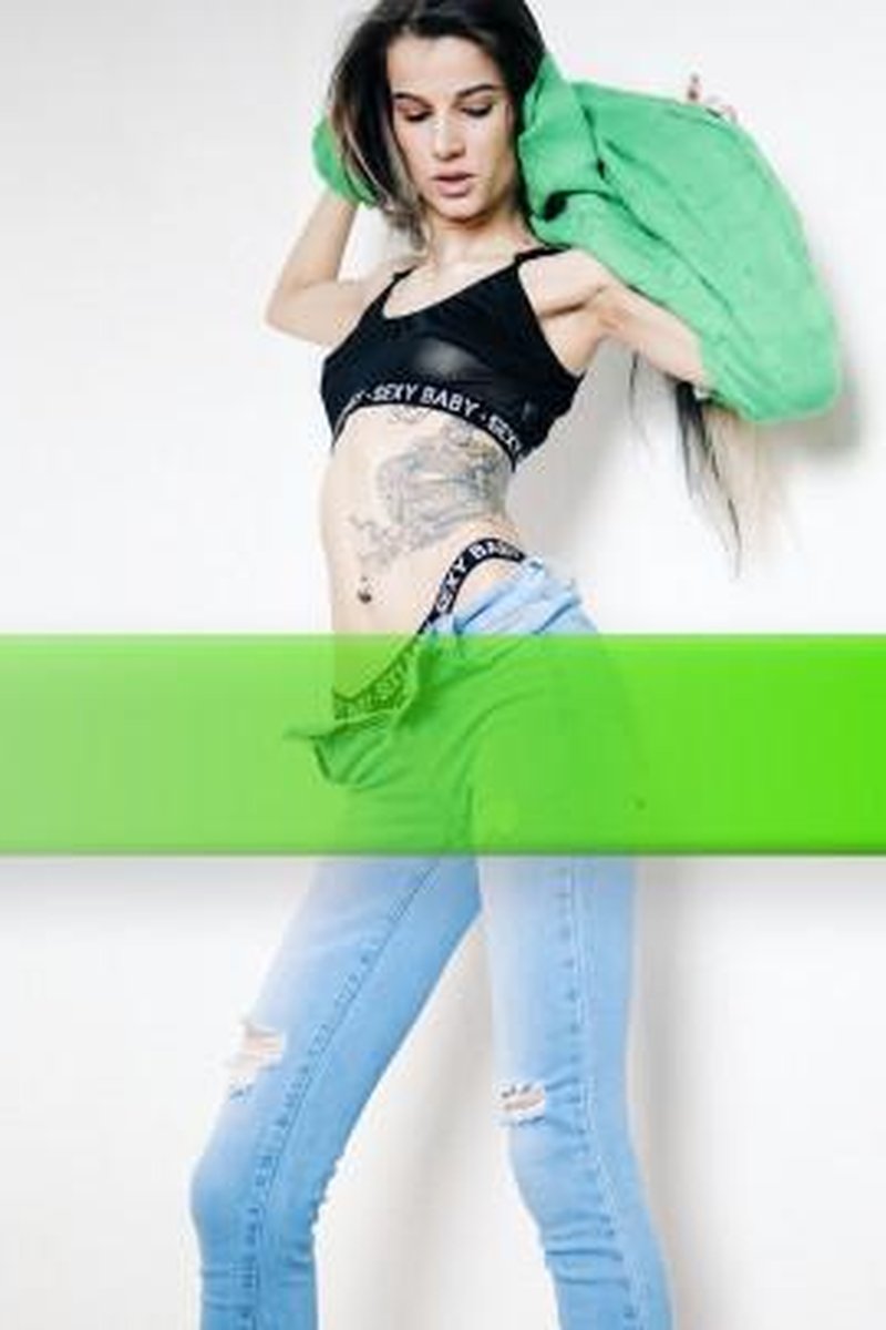 Dina 18+ Posing - Screenshot 1 of 4 - Babes