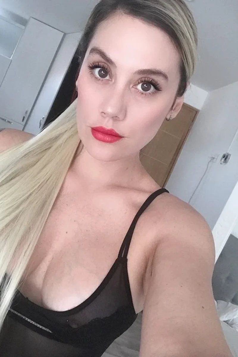 Glam - Screenshot 1 of 4 - Andrea Garcia