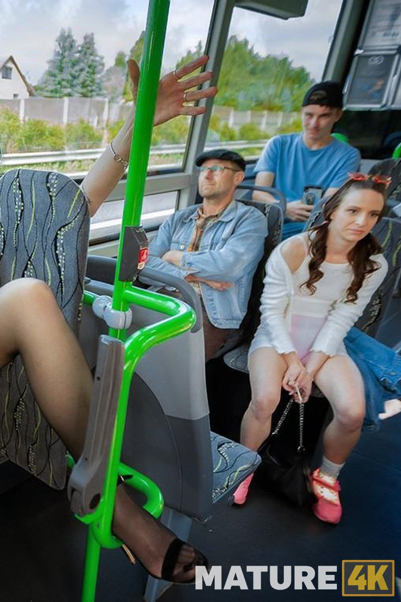 Straphangers - Screenshot 1 of 4 - Blowjob