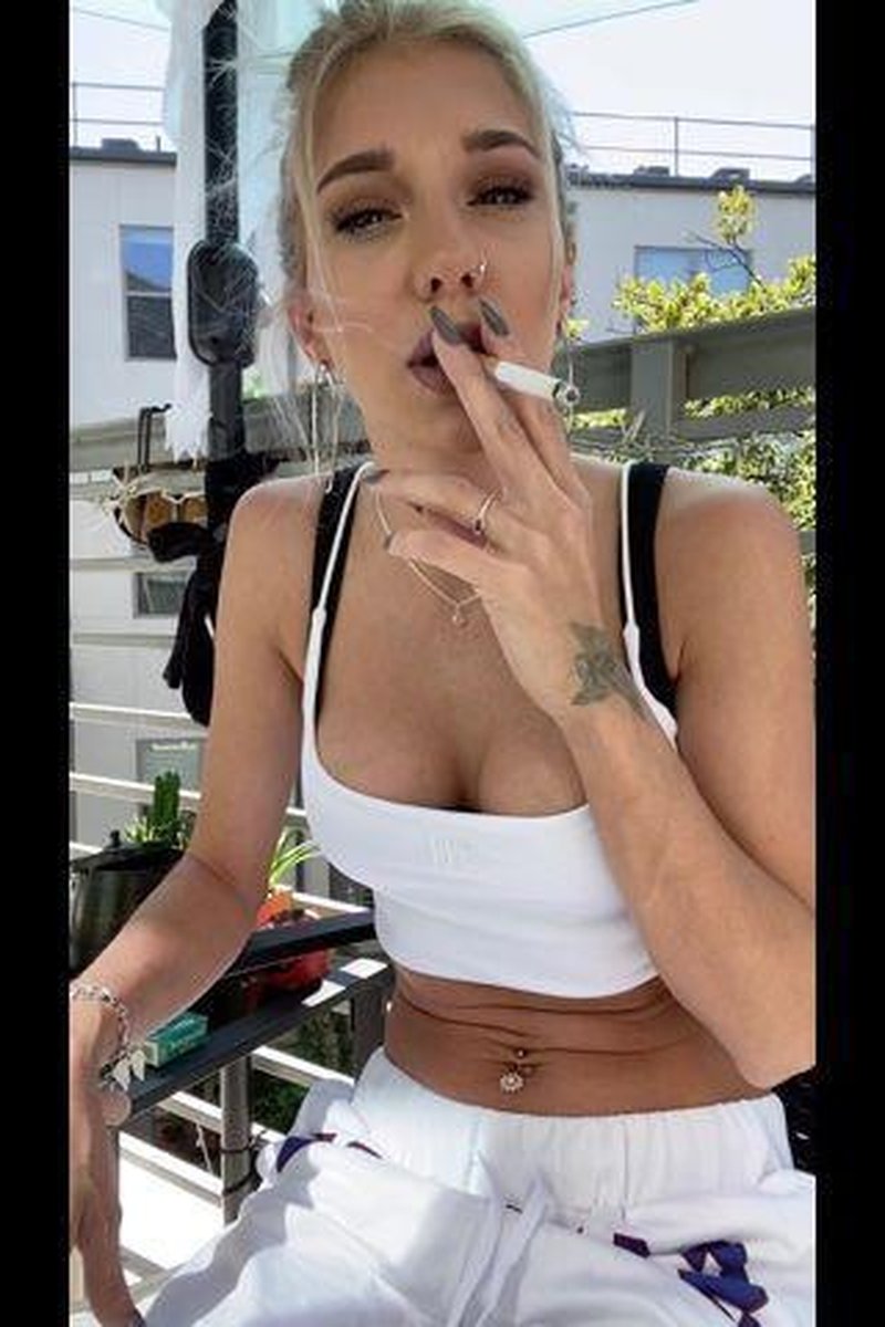 Smoke & Chat - Screenshot 1 of 4 - Big Tits
