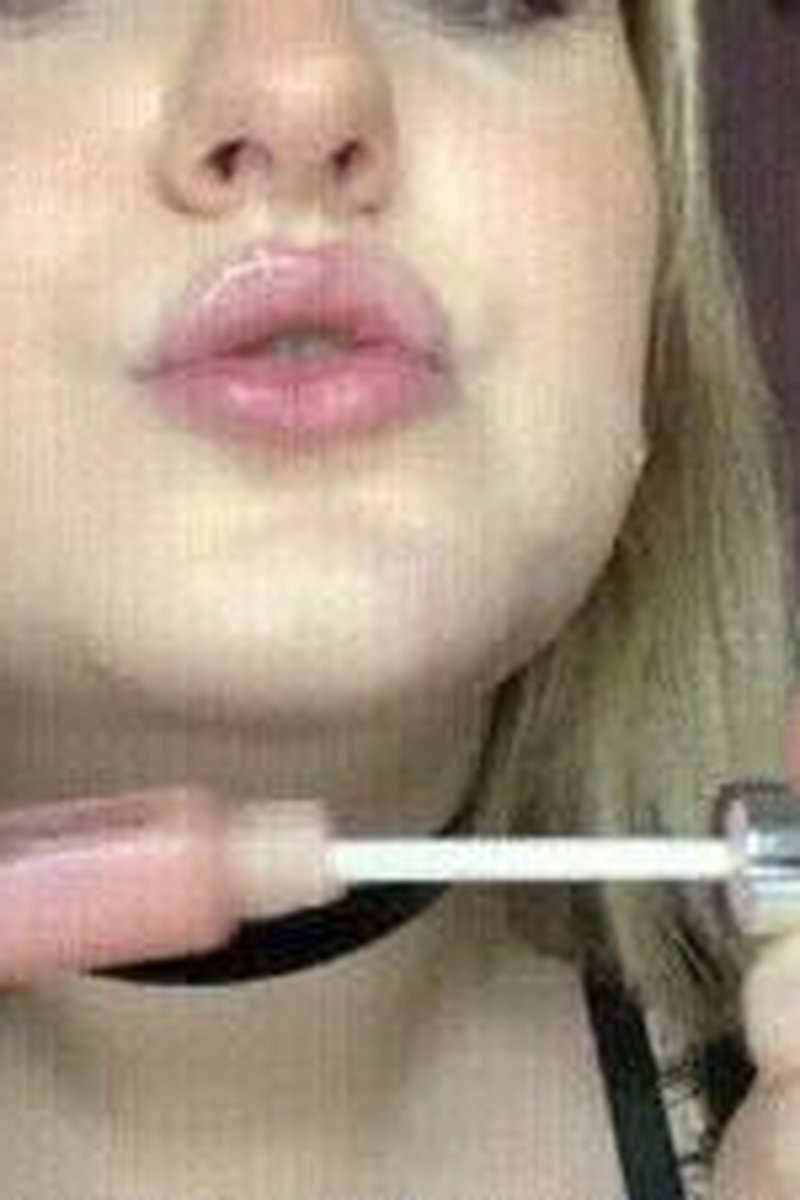 Exploring Your Gloss Fetish - Screenshot 1 of 4 - Blonde Hair (Female)