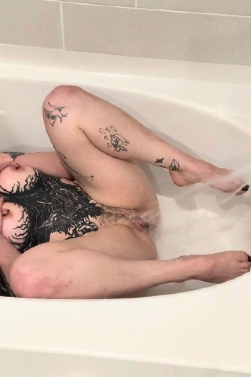 Bath Tub Time - Screenshot 1 of 4 - Babes