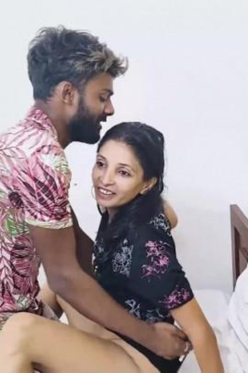 TP-manyvidsindianpunam-romantic-sensual-gentle-sex-of-a-real-indian-couple-in-bed