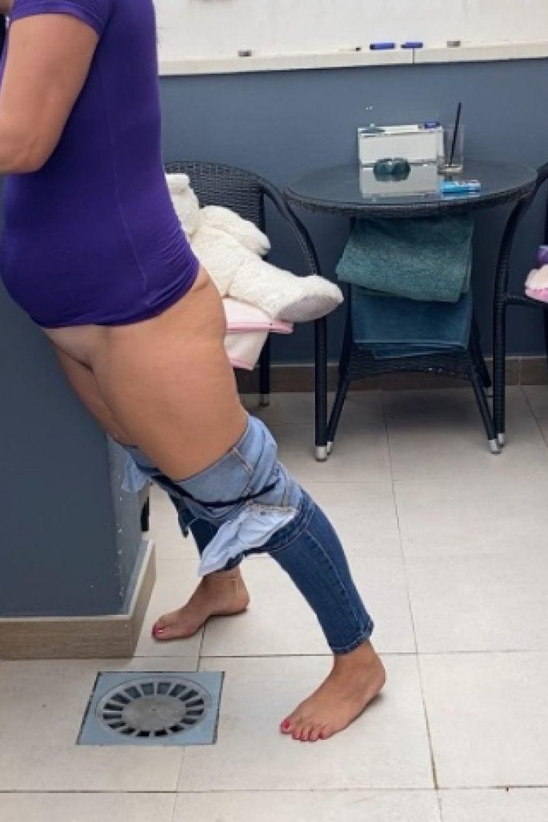 Pee In Jeans - Screenshot 1 of 4 - Golden Shower