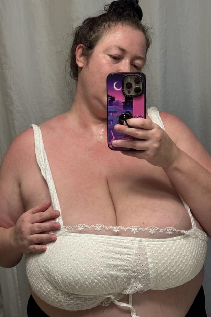 Giant Titty Flashing - Screenshot 1 of 4 - Big Tits
