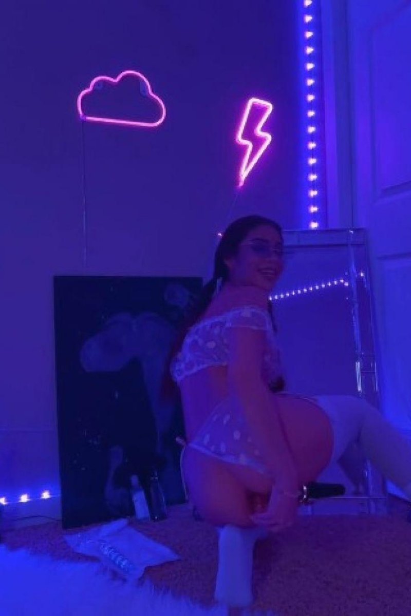 My First Anal Solo - Xxlayna Marie - Screenshot 1 of 4 - Anal